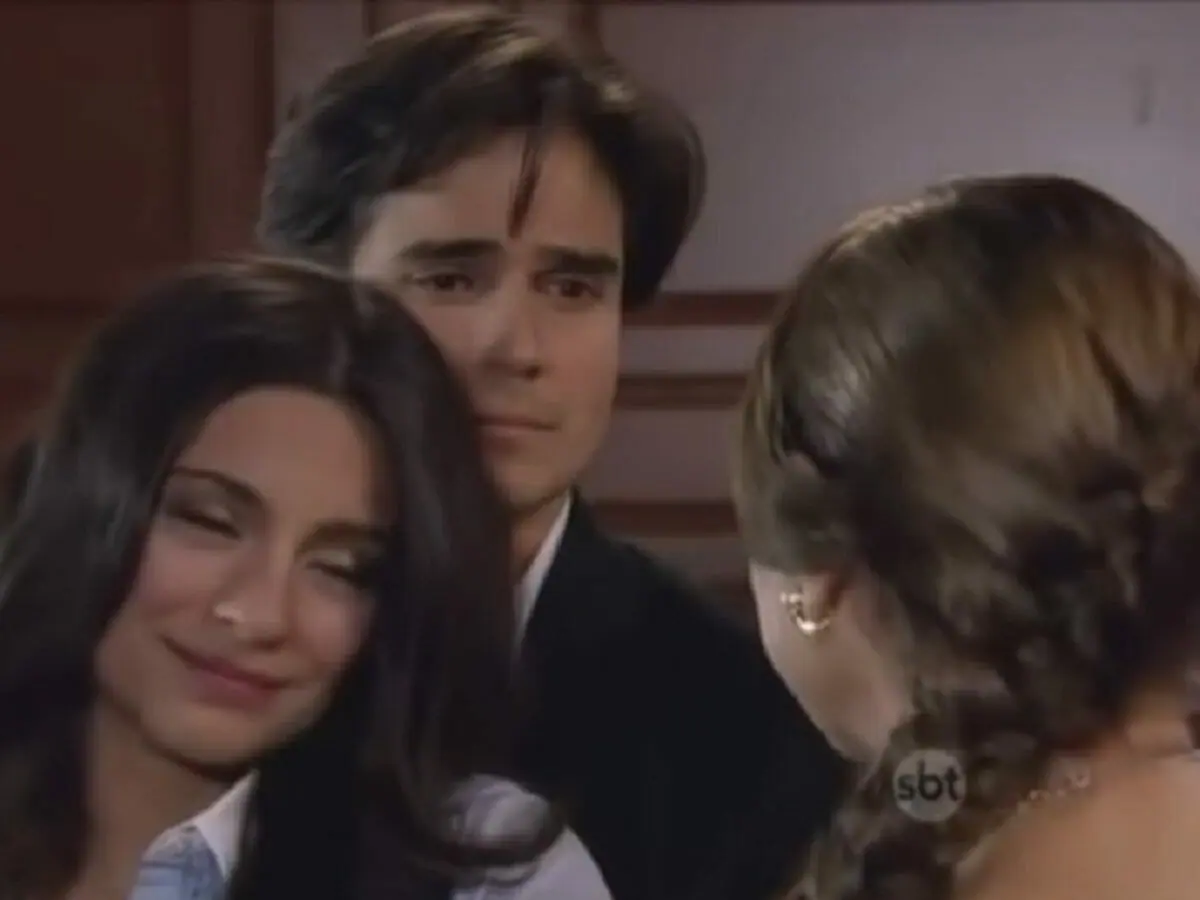 Otávio (Daniel Arenas), Maricruz (Ana Brenda Contreras) e Clementina (Silvia Manríquez) em Coração Indomável