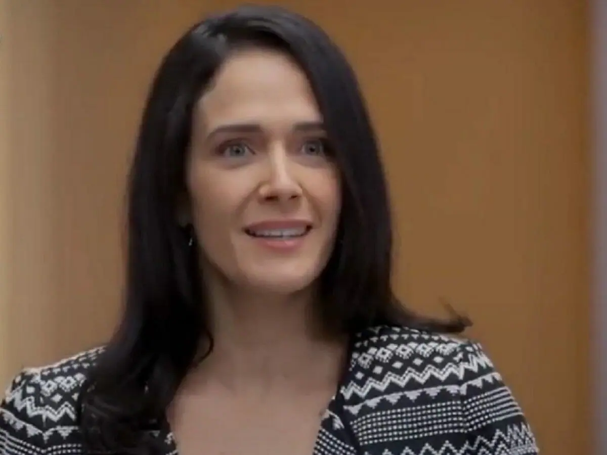 Irene (Camila Selser) em Te Dou a Vida