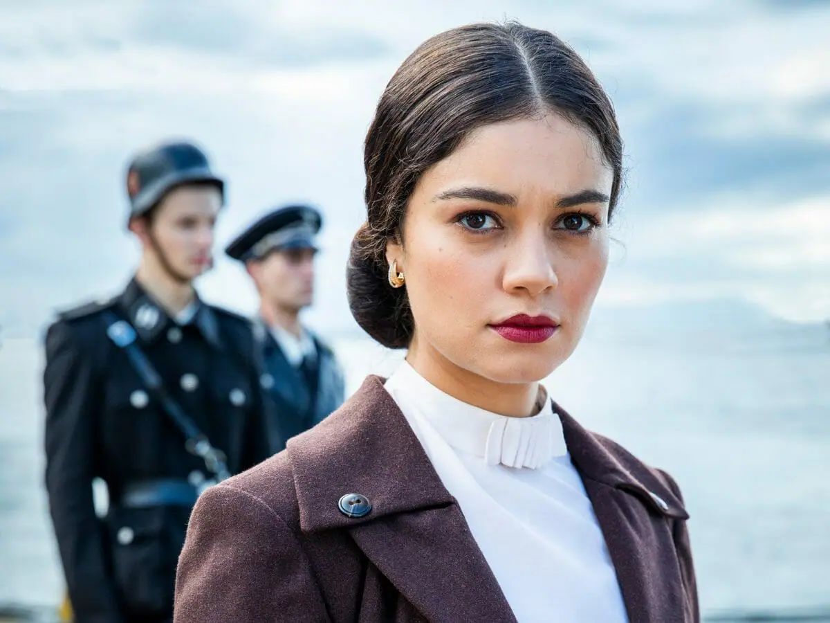 Sophie Charlotte é Aracy de Carvalho em Passaporte para Liberdade (Divulgação Globo)