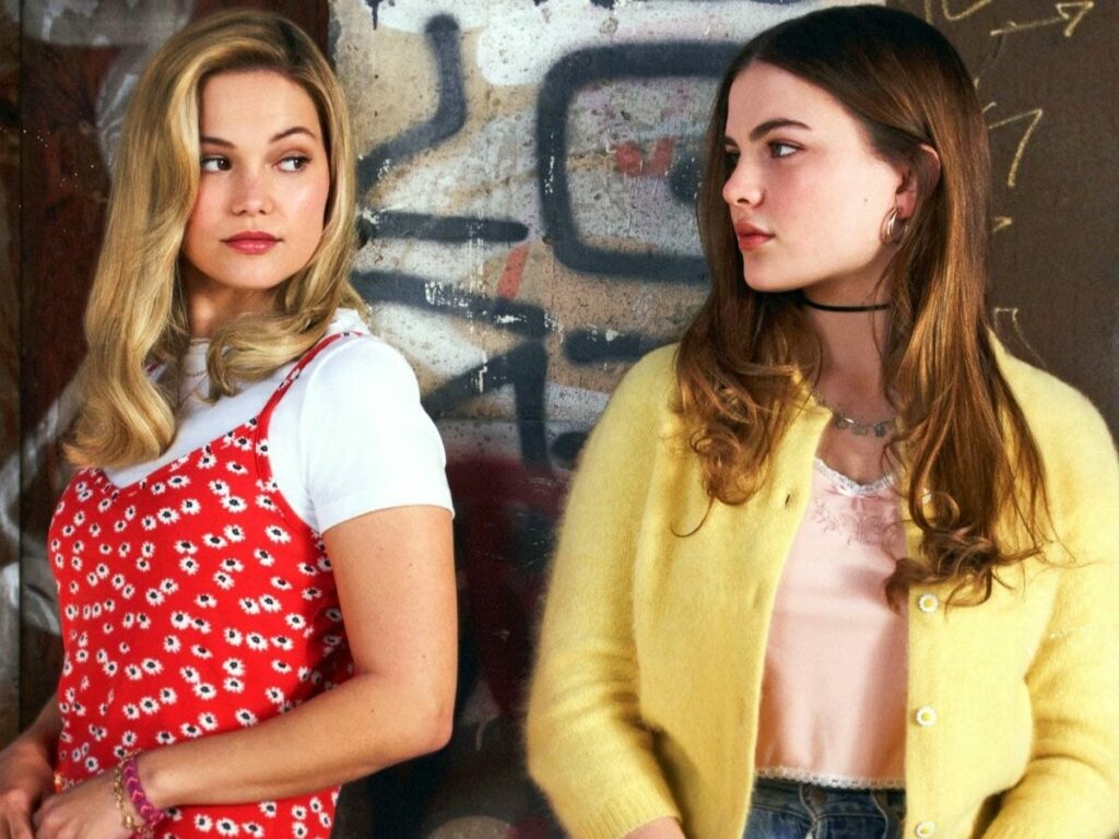 Olivia Holt (à esq.) com Chiara Aurelia em Cruel Summer