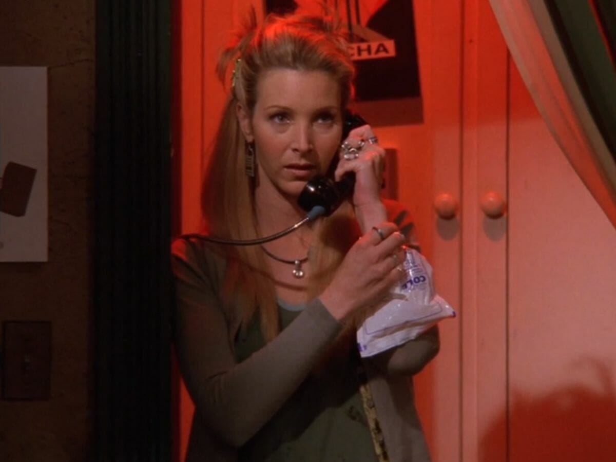 Phoebe (Lisa Kudrow) após ter sido picada por uma abelha