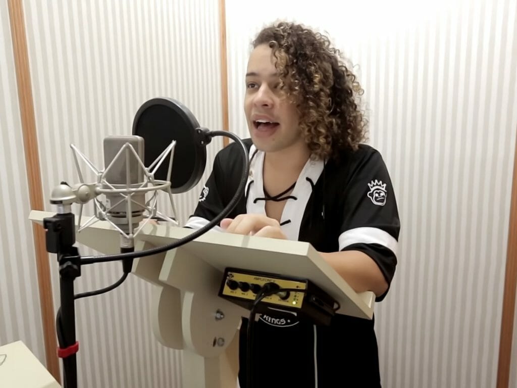 Gloria Groove em estúdio de dublagem, em 2018