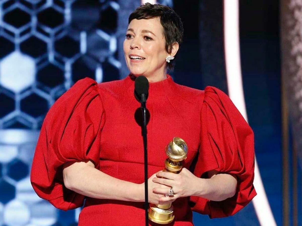 Olivia Colman com o Globo de Ouro recebido por The Crown, em 2020