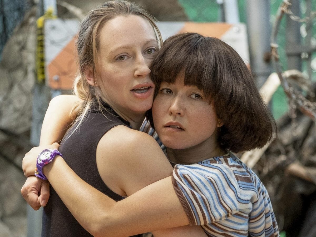 Anna Konkle (à esq.) com Maya Erskine na comédia Pen15