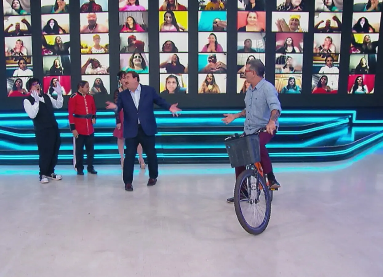 Arthur Veríssimo no palco do Programa do Ratinho
