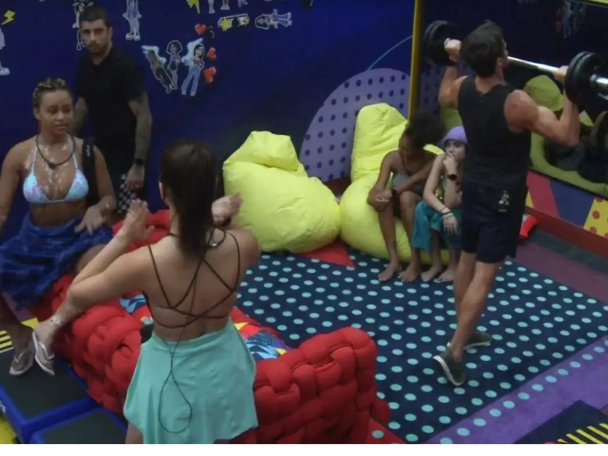 Brothers assistem discussão entre Natália e Eslovênia na academia do BBB 22