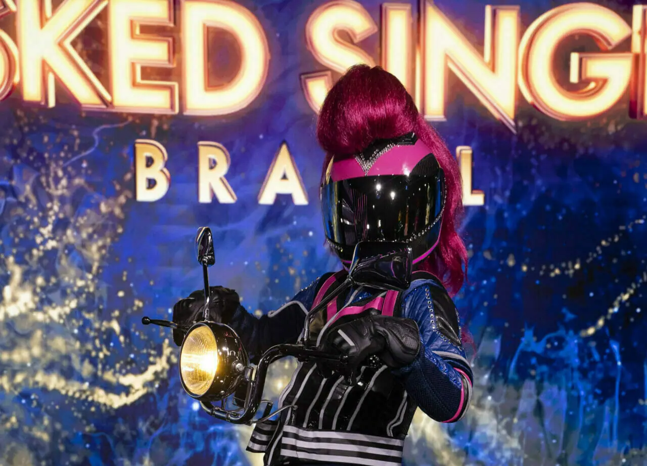 Leticia Colin é a artista por trás da fantasia de Motoqueira do The Masked Singer Brasil (Divulgacão)