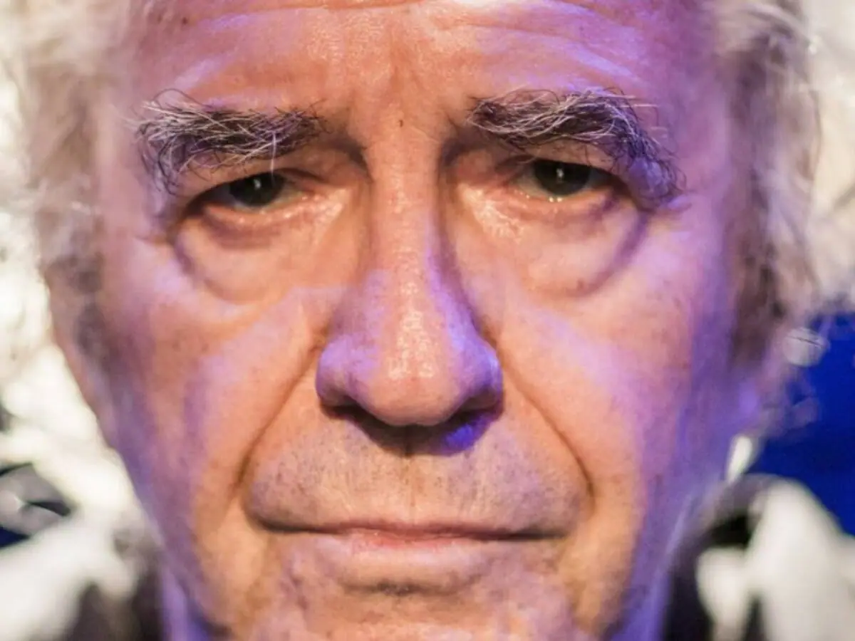 Albieri (Juca de Oliveira) enlouquece, dá tiro e devasta Edna (Nívea Maria) em O Clone (Reprodução)