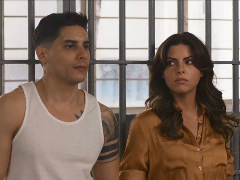 Álex Perea e Isabel Burr em cena de Se Nos Deixam (Reprodução: Las Estrellas)
