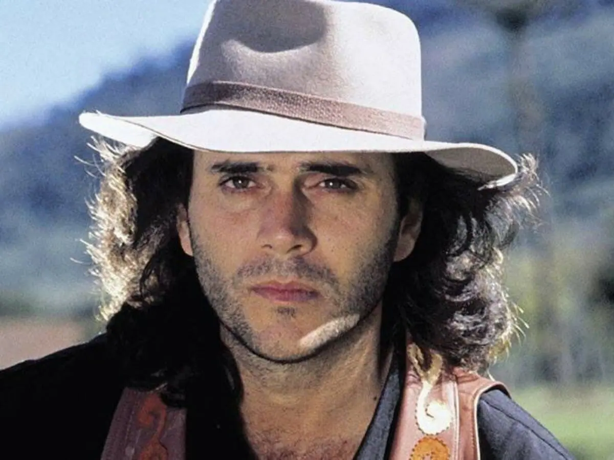 Almir Sater à época de Pantanal em 1990, quando viveu Trindade (Reprodução)