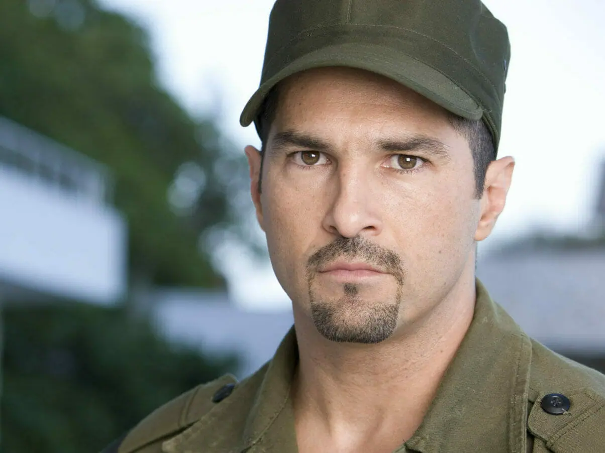 Santos (Arturo Carmona) em Mar de Amor (Divulgação/SBT)