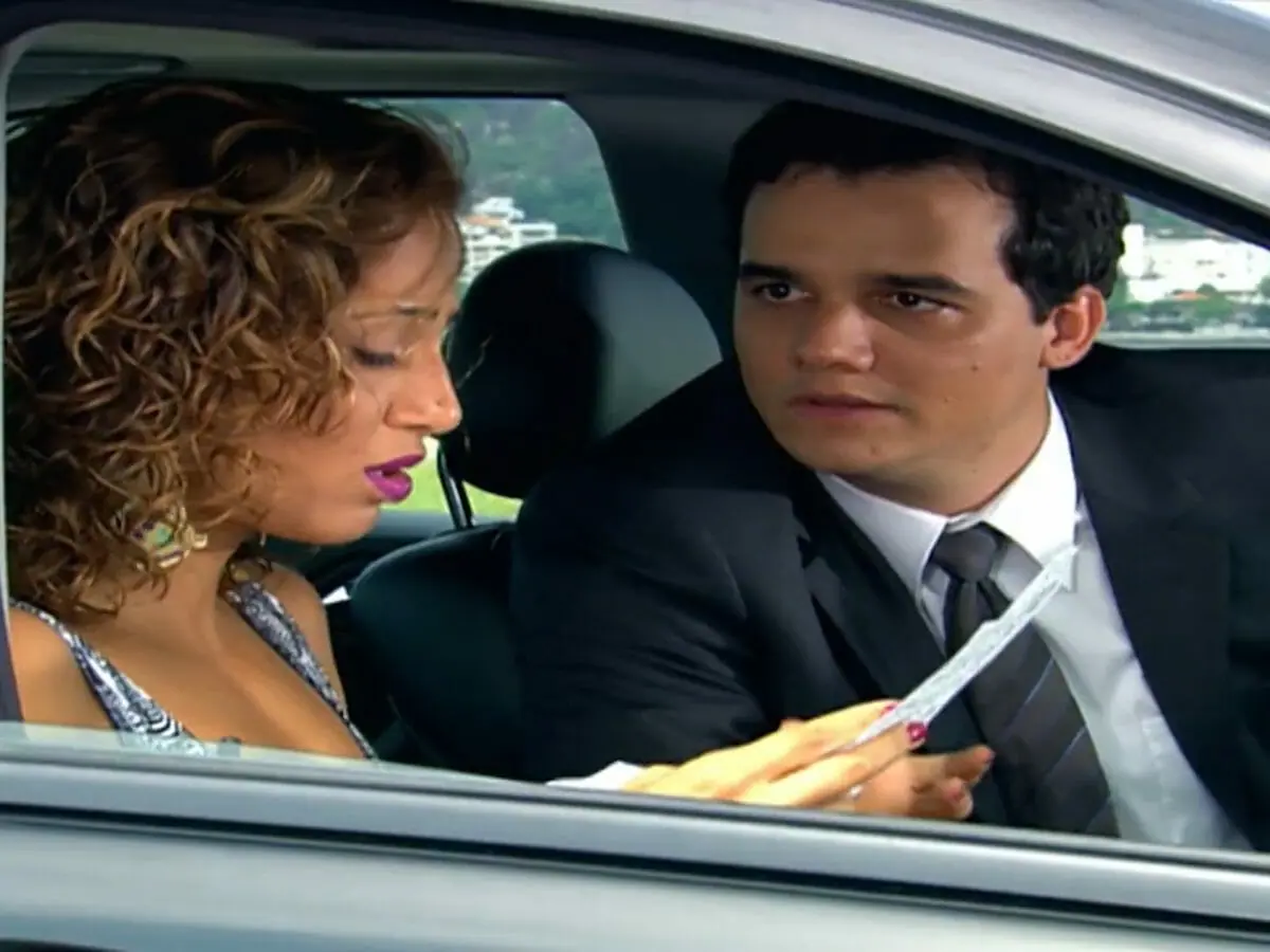 Bebel (Camila Pitanga) e Olavo (Wagner Moura) em Paraíso Tropical (Reprodução)