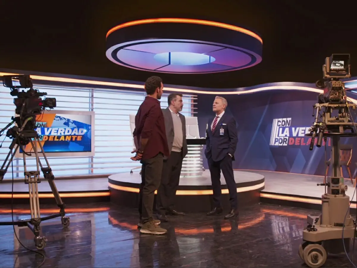 Cenário do programa Con La Verdad por Delante na novela Se Nos Deixam (Reprodução: Las Estrellas)