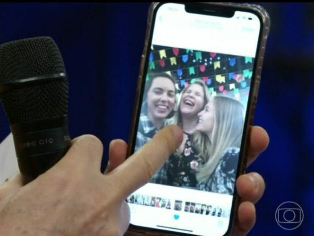 Serginho Groisman fuça celular de Carla Diaz (Reprodução/Globo)