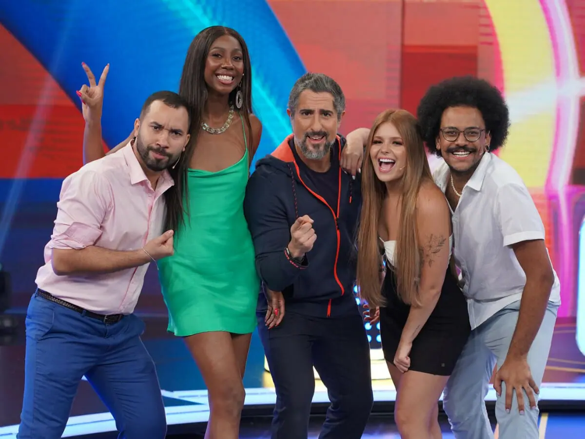 Marcos Mion ao lado de ex-BBBs (Reprodução/Globo)
