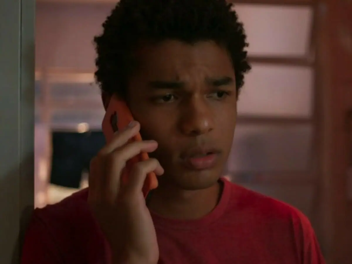 Ravi (Juan Paiva) em Um Lugar ao Sol (Reprodução/Globo)