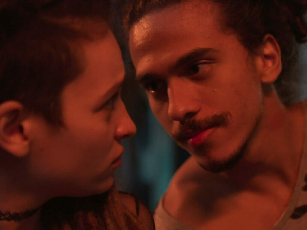 Joy (Lara Tremouroux) e Damón (Juan Aguiar) em Um Lugar ao Sol (Reprodução/Globo)