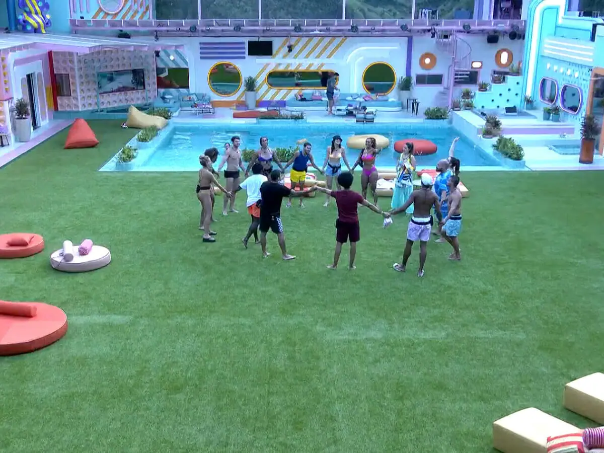 Participantes do BBB 22 cantam juntos (Reprodução/Globo)