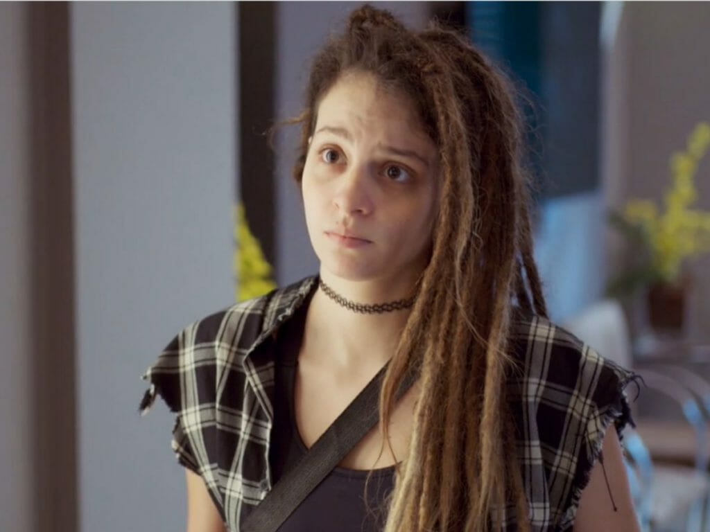 Joy (Lara Tremouroux) em Um Lugar ao Sol (Reprodução/Globo)