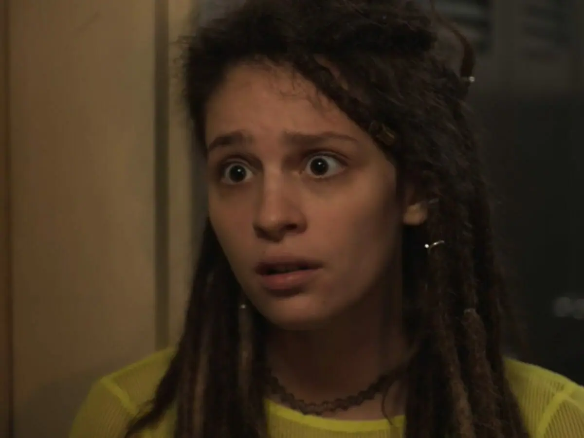 Joy (Lara Tremouroux) em Um Lugar ao Sol (Reprodução/TV Globo)
