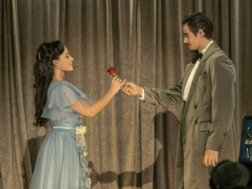 Davi (Rafael Vitti) e Elisa (Larissa Manoela) em Além da Ilusão