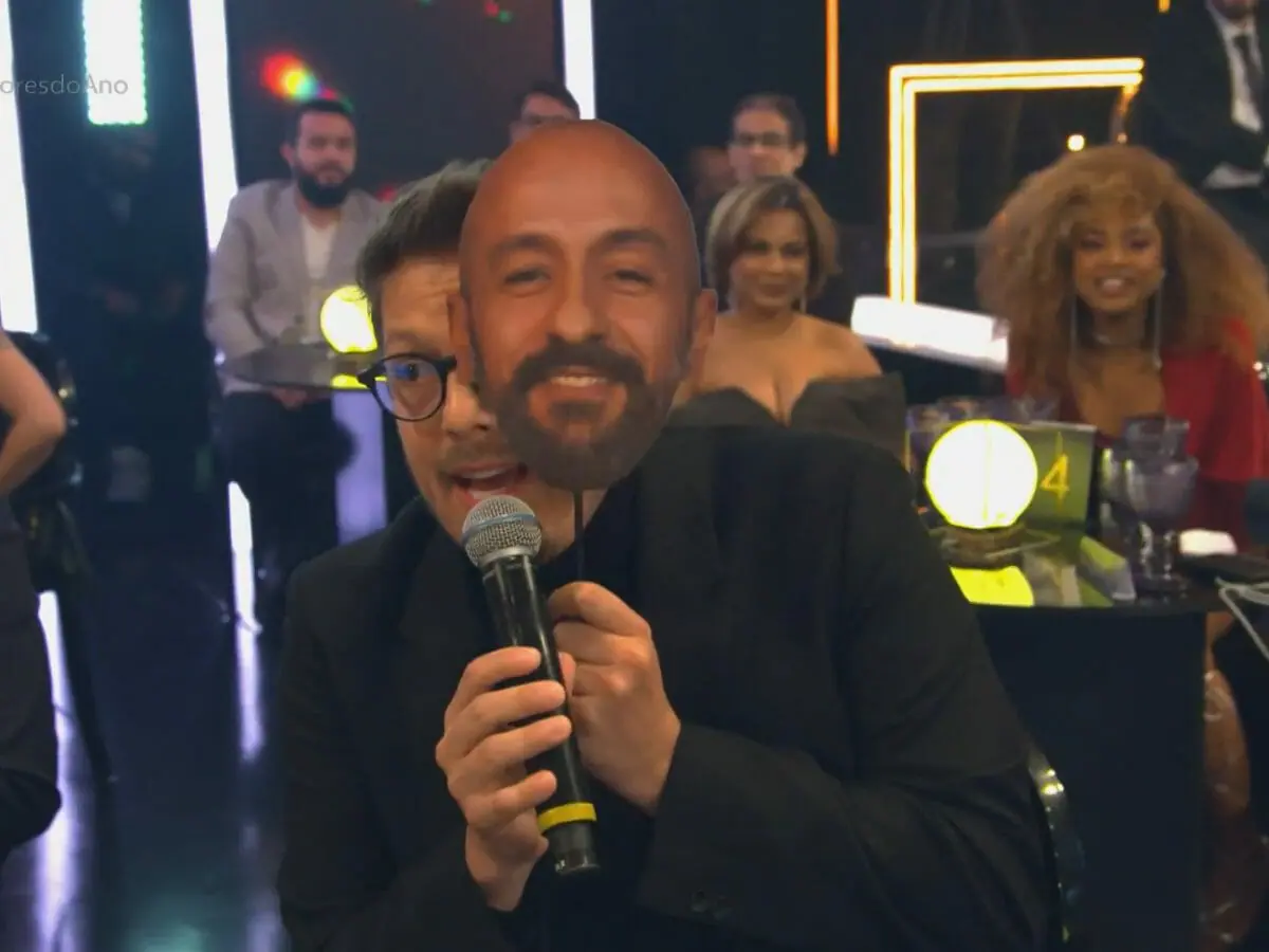 Fábio Porchat com máscara do ator Irandhir Santos (Reprodução)