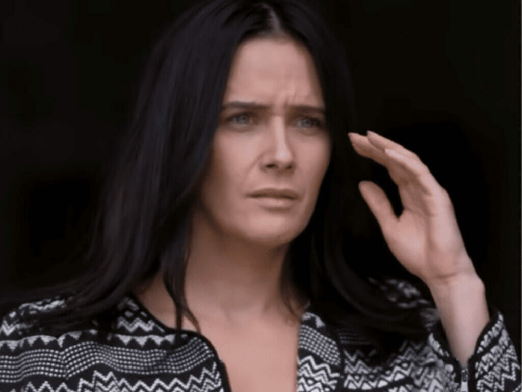 Irene (Camila Selser) deixando a prisão no final de Te Dou a Vida (Reprodução)