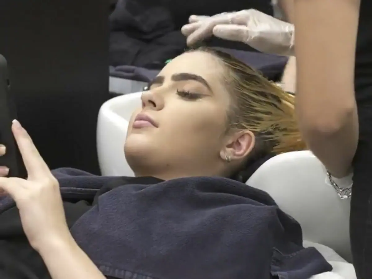 Jade Picon pinta os cabelos para o BBB 22 (Reprodução)