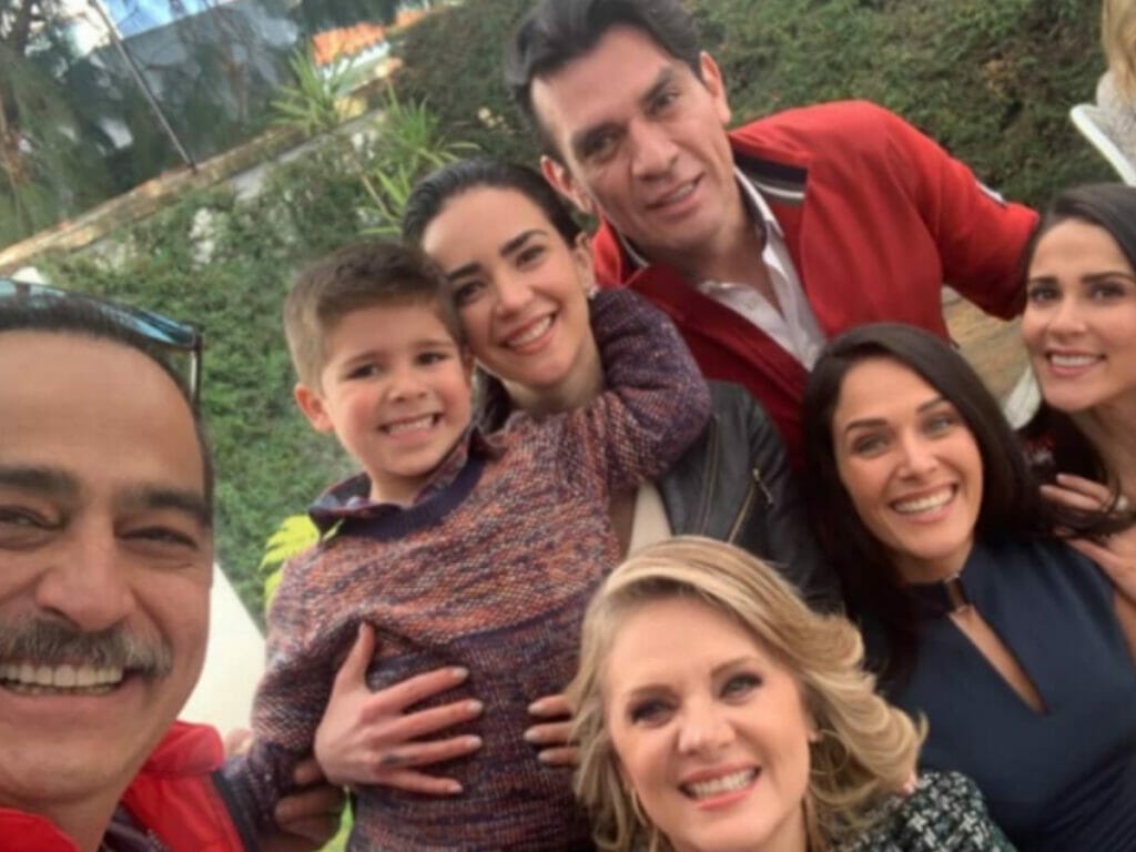 Leonardo Herrera com o elenco de Te Dou a Vida (Reprodução Instagram)