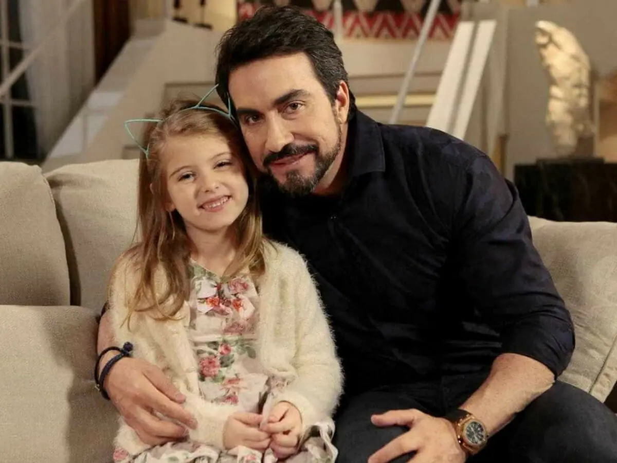 Lorena Queiroz, a Dulce Maria, e o Padre Fábio de Melo em Carinha de Anjo (Divulgação)
