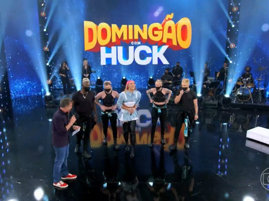 Luciano Huck, Pabllo Vittar e os bailarinos no Domingão com Huck (Reprodução)