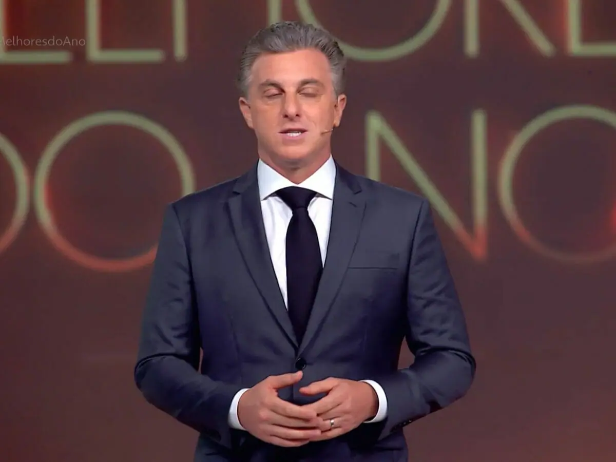 Luciano Huck apresentando o Melhores do Ano no Domingão (Reprodução)