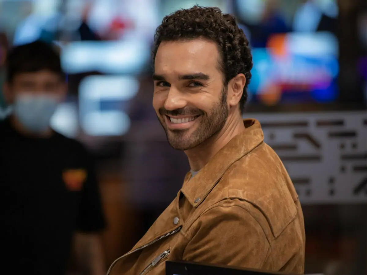 Marcus Ornellas vive Martín Guerra em Se Nos Deixam, exibida pelo SBT (Divulgação)