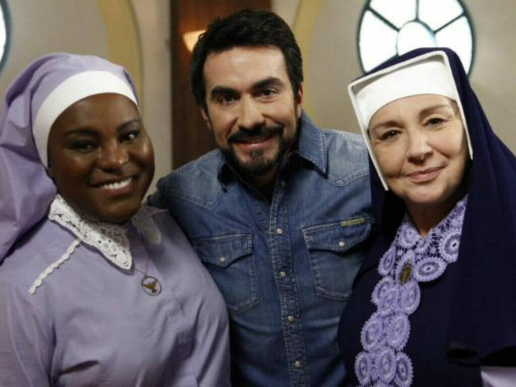 Padre Fábio de Melo entre Madre Superiora (Eliana Guttman) e Fabiana (Karin Hils) em Carinha de Anjo (Divulgação)