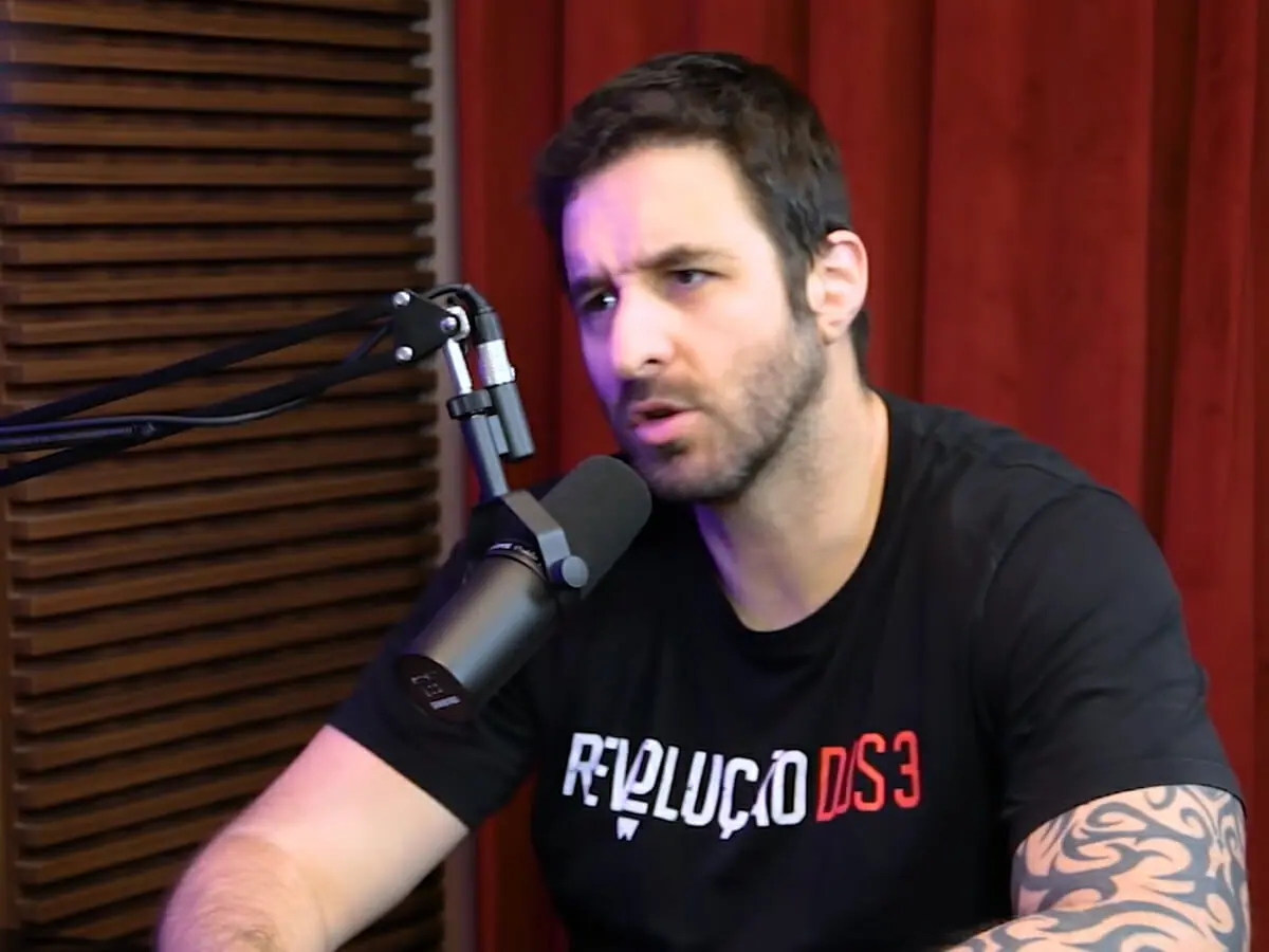 Rafinha Bastos em seu podcast