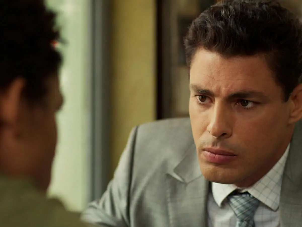 Ravi (Juan Paiva) e Christian (Cauã Reymond) em Um Lugar ao Sol