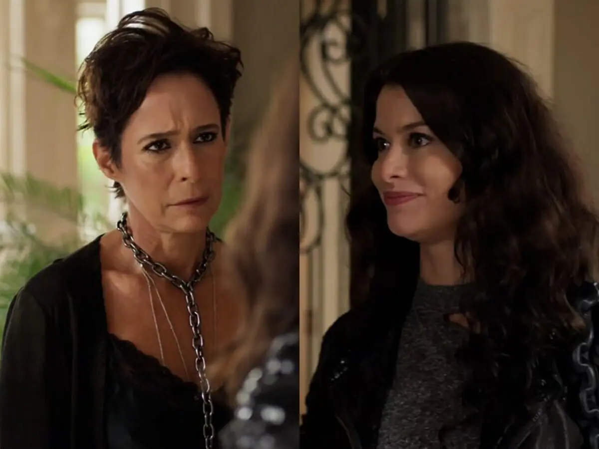 Rebeca (Andrea Beltrão) e Bárbara (Alinne Moraes) de Um Lugar ao Sol