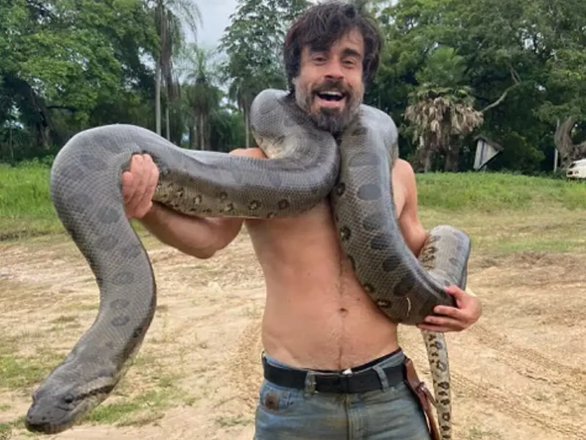 Erom Cordeiro com sucuri em Pantanal