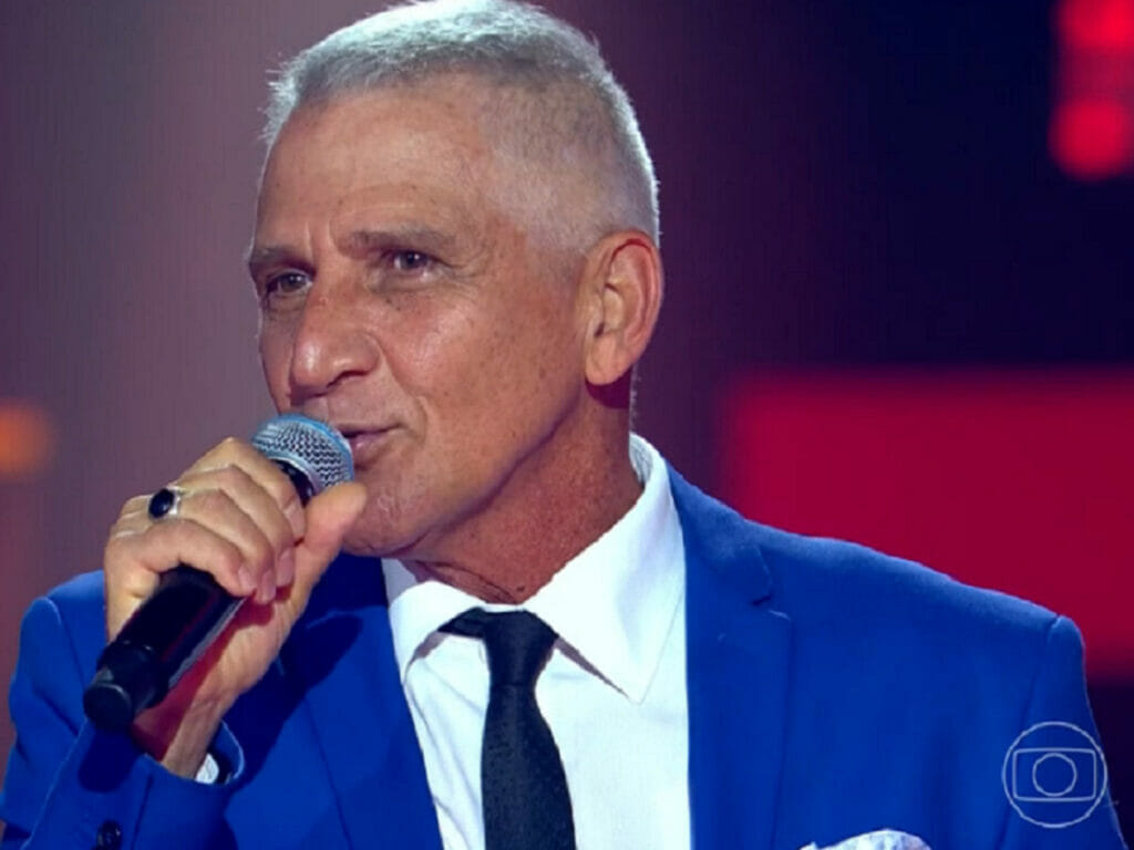 Maurício Gasperini no palco do The Voice +
