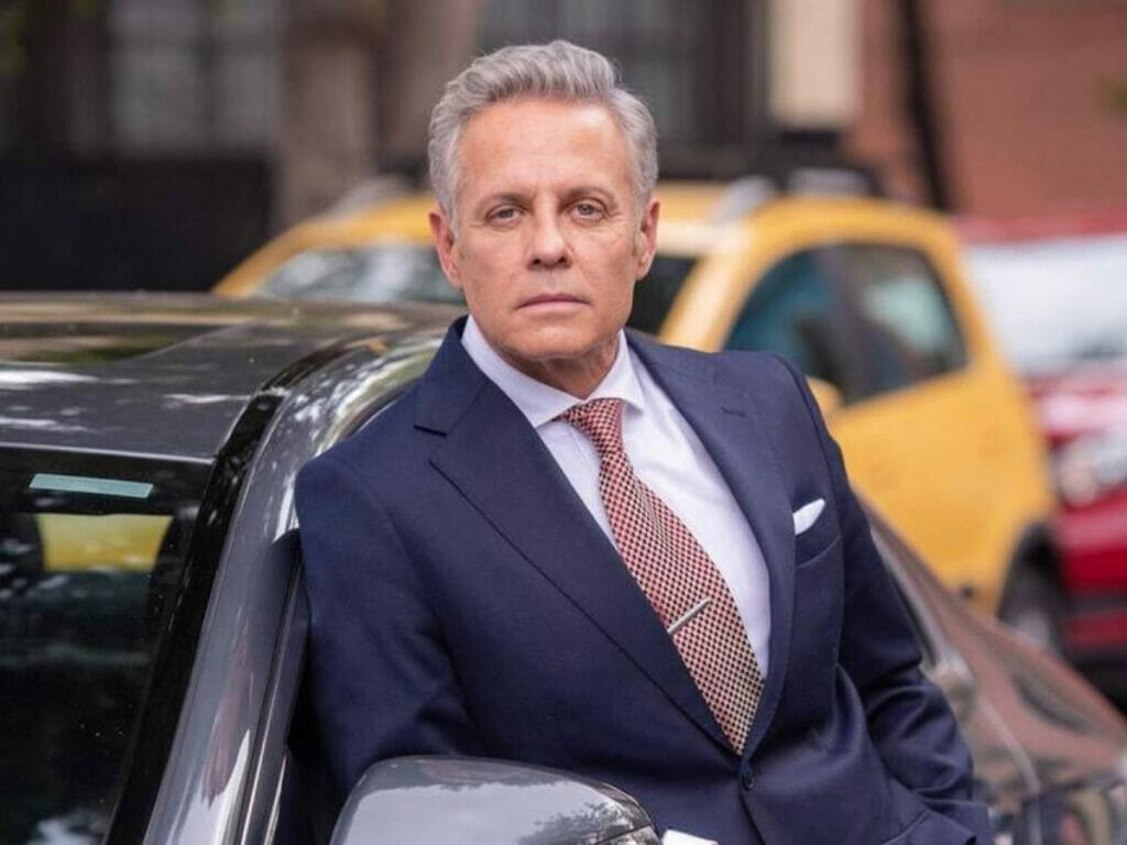Sérgio Carranza (Alexis Ayala) na novela Se Nos Deixam (Reprodução)
