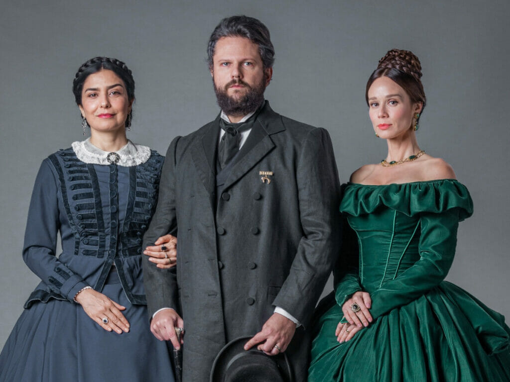 Teresa Cristina (Letícia Sabatella), Dom Pedro II (Selton Mello) e Luísa Margarida (Mariana Ximenes) em Nos Tempos do Imperador (Divulgação)
