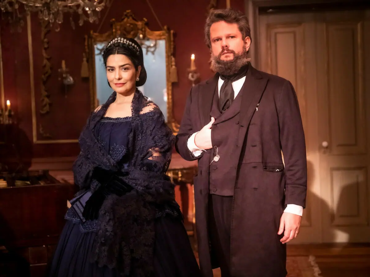Teresa Cristina (Letícia Sabatella) e Dom Pedro II (Selton Mello) em Nos Tempos do Imperador (Divulgação)