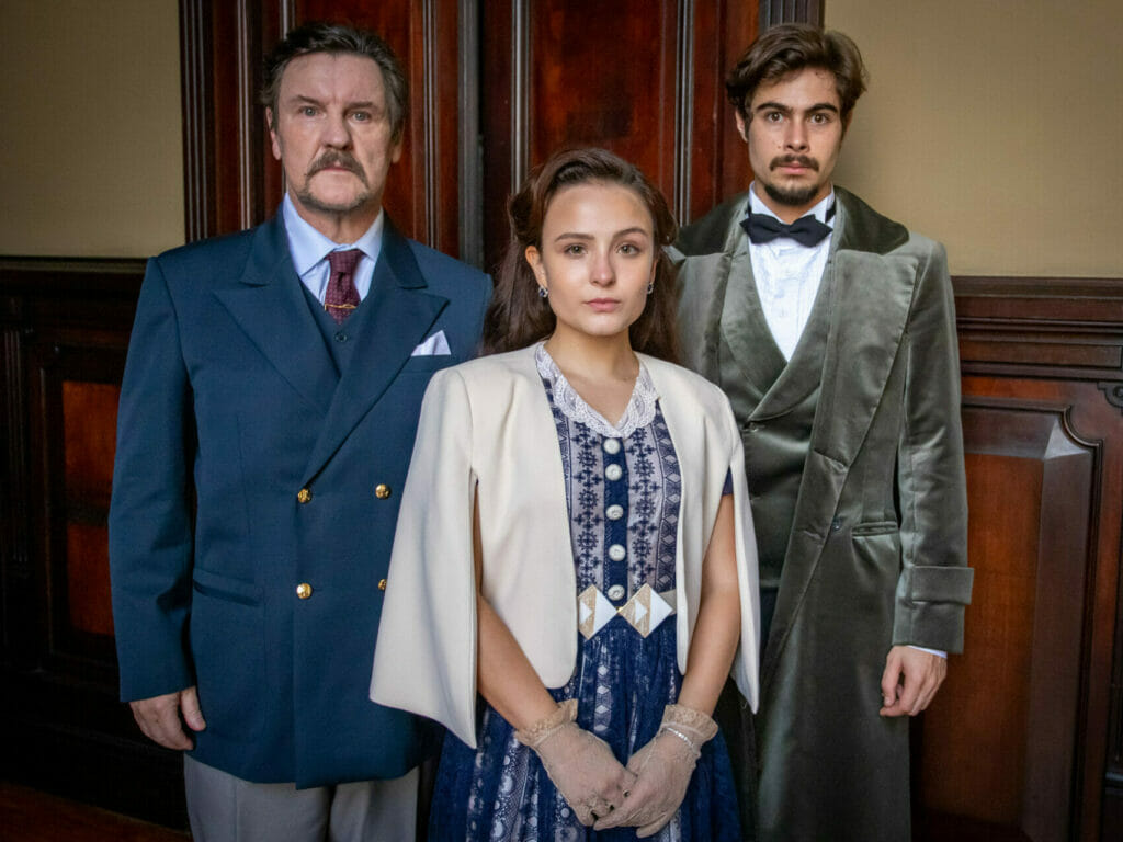 Matias (Antonio Calloni), Elisa (Larissa Manoela) e Davi (Rafael Vitti) em Além da Ilusão