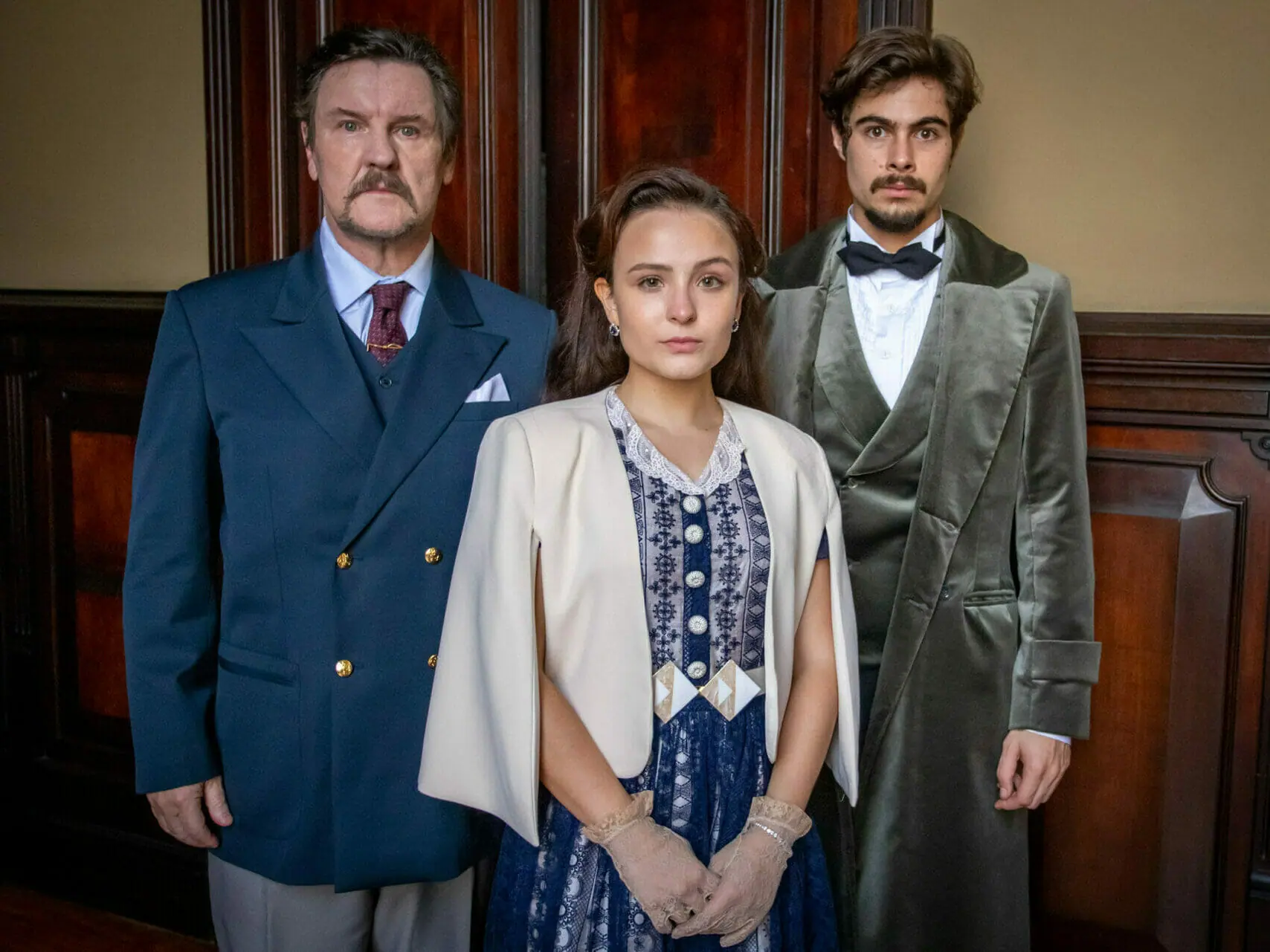 Matias (Antonio Calloni), Elisa (Larissa Manoela) e Davi (Rafael Vitti) em Além da Ilusão