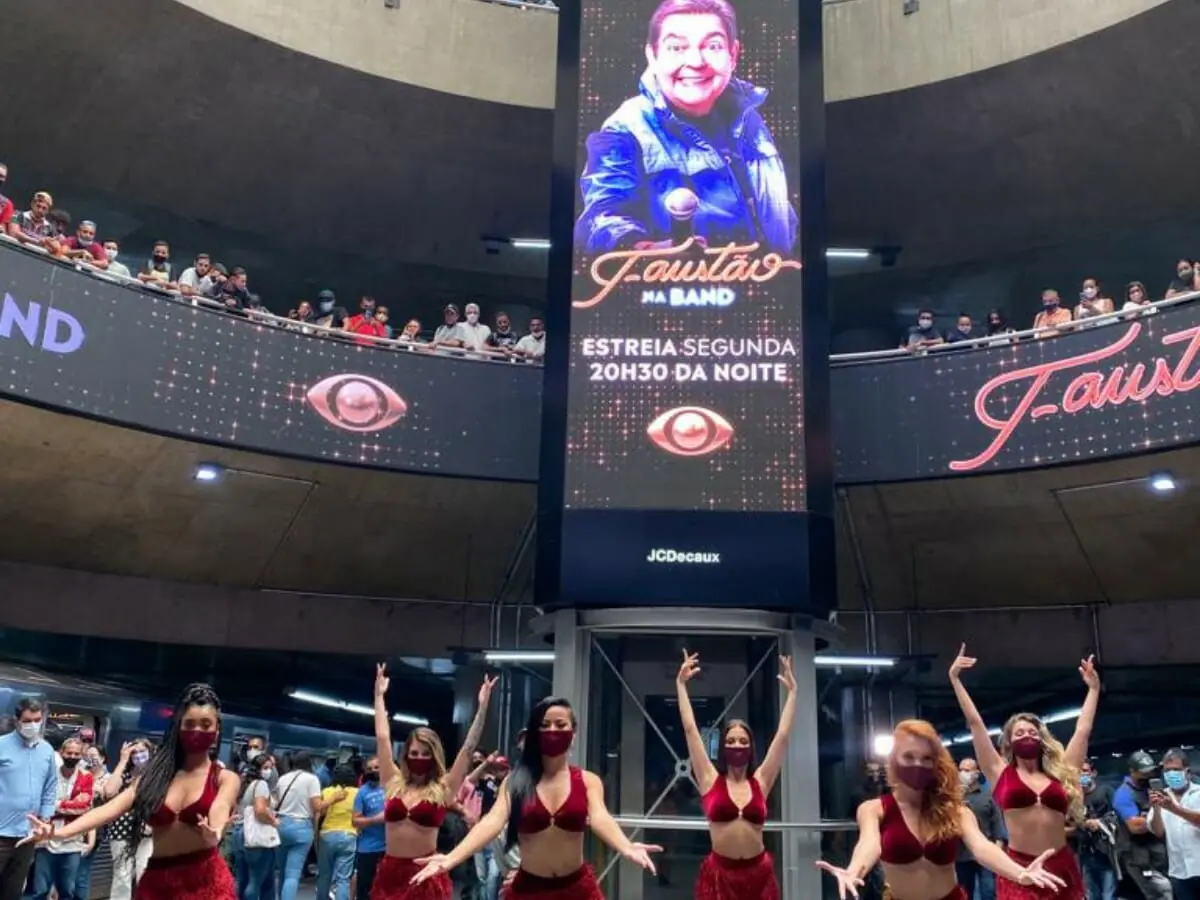 Bailarinas do faustão na estação Sé do Metrô