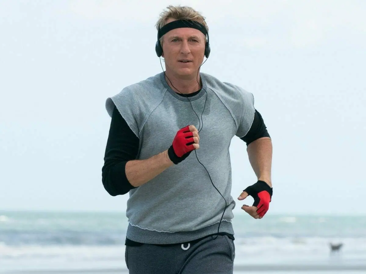 William Zabka corre em cena da 4ª temporada de Cobra Kai