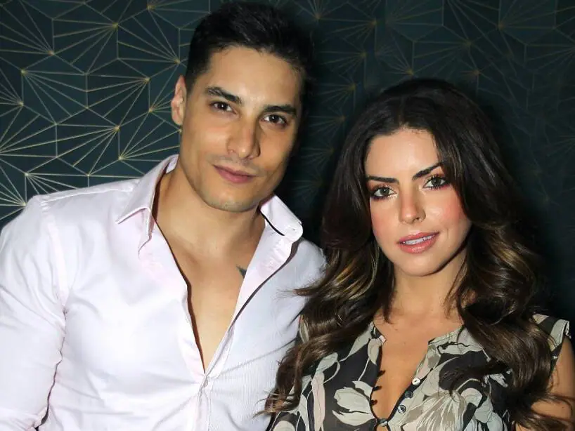 Álex Perea e Isabel Burr (Reprodução: Las Estrellas)