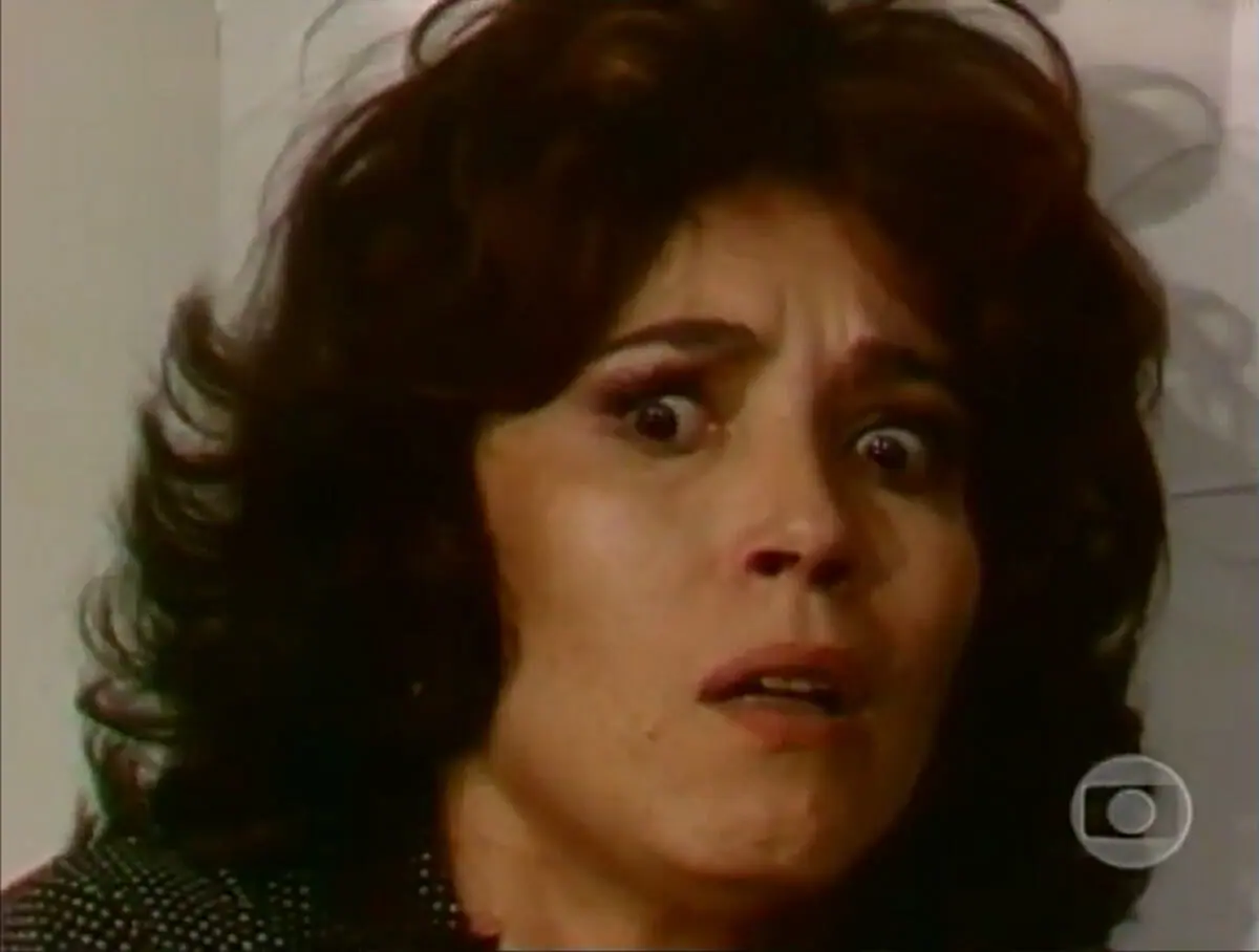 Mirtes (Theresa Amayo) em Gina