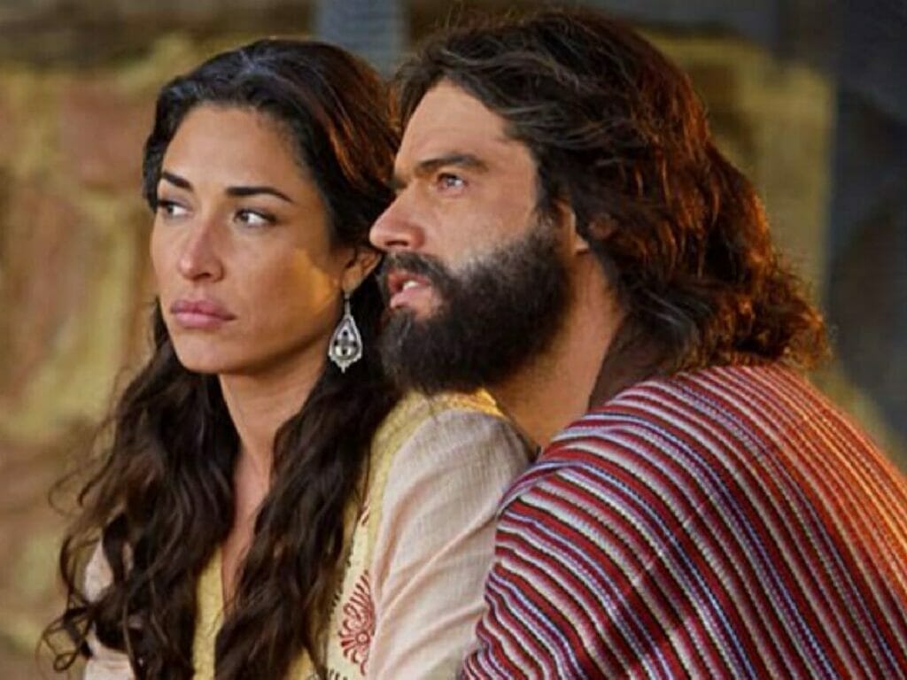 Zípora (Giselle Itié) e Moisés (Guilherme Winter) em A Bíblia (Divulgação/Record TV)