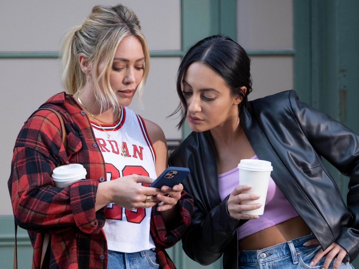 Hilary Duff (à esq.) com Francia Raisa em How I Met Your Father